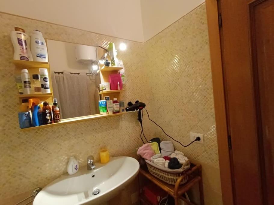"Orchidea" Camera Privata Nell'Appartamento Condiviso Cagliari Bagian luar foto